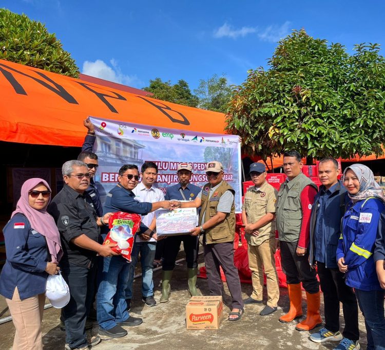 Industri hulu migas melalui SKK Migas wilayah Perwakilan Sumbagut bersinergi dengan KKKS wilayah Riau dan Sumbar memberikan bantuan 1000 paket sembako pasca Banjir - Longsor di Sumbar. (Gambar: Istimewa)