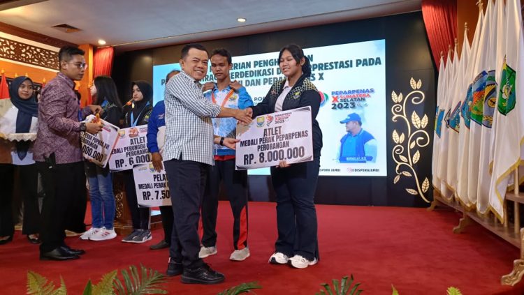 Gubernur Jambi DR. H. Al Haris, S.Sos, MH., saat menyerahkan bonus kepada pelaku olahraga berdedikasi dan berprestasi pada Popnas XVI dan Peparpenas X yang berlangsung di Sumatera Selatan Tahun 2023 lalu. (Gambar: Diskominfo Provinsi Jambi)