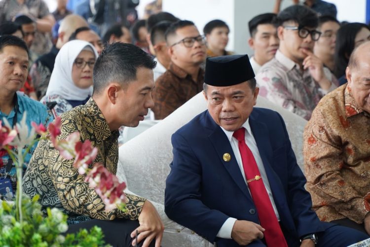 Gubernur Jambi Dr. H. Al Haris, S.Sos, MH., saat Peresmian Gedung Mitra 10 Jambi Business Center (JBC) sekaligus Pengguntingan Pita dan Penandatanganan Prasasti. (Foto: Harun Al Rasyid)