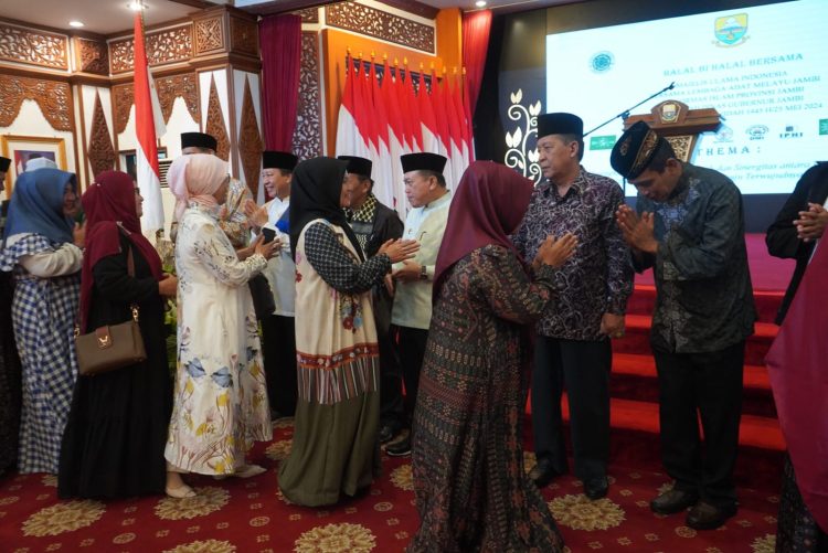 Gubernur Jambi, Dr. H. Al Haris, S.Sos, MH dan Wakil Gubernur Jambi Drs. H. Abdullah Sani, M.Pd.I menghadiri Halal Bi Halal Bersama MUI, LAM Jambi dan Ormas Islam Provinsi Jambi. (Foto: Novriansah)