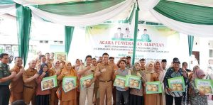Bupati Batanghari, Mhd Fadhil Arief bersama penerima hadiah dan penghargaan kelembagaan pertanian Batanghari tangguh 2024.(Gambar: Indri/Sekato)
