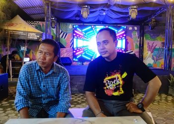 Eko Sinyo (kiri) dan Andry JMBpro (kanan) saat memberikan keterangan persiapan Rock Rise Vol 5 disalah satu kafe di kota jambi, Sabtu (02/7) malam