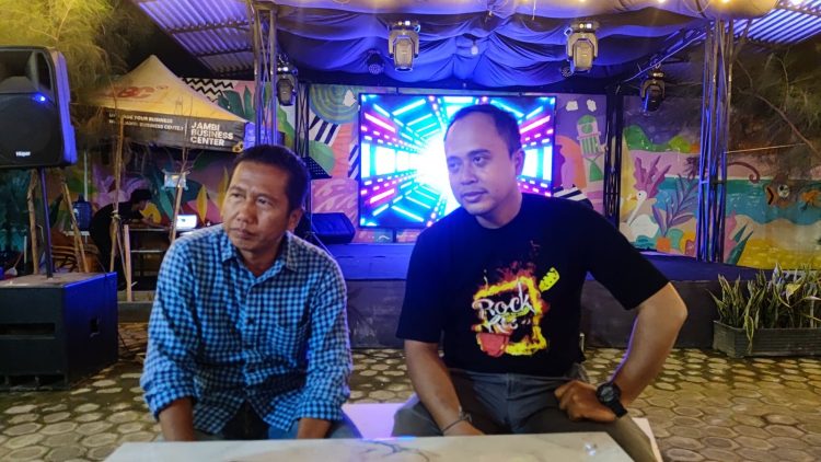 Eko Sinyo (kiri) dan Andry JMBpro (kanan) saat memberikan keterangan persiapan Rock Rise Vol 5 disalah satu kafe di kota jambi, Sabtu (02/7) malam